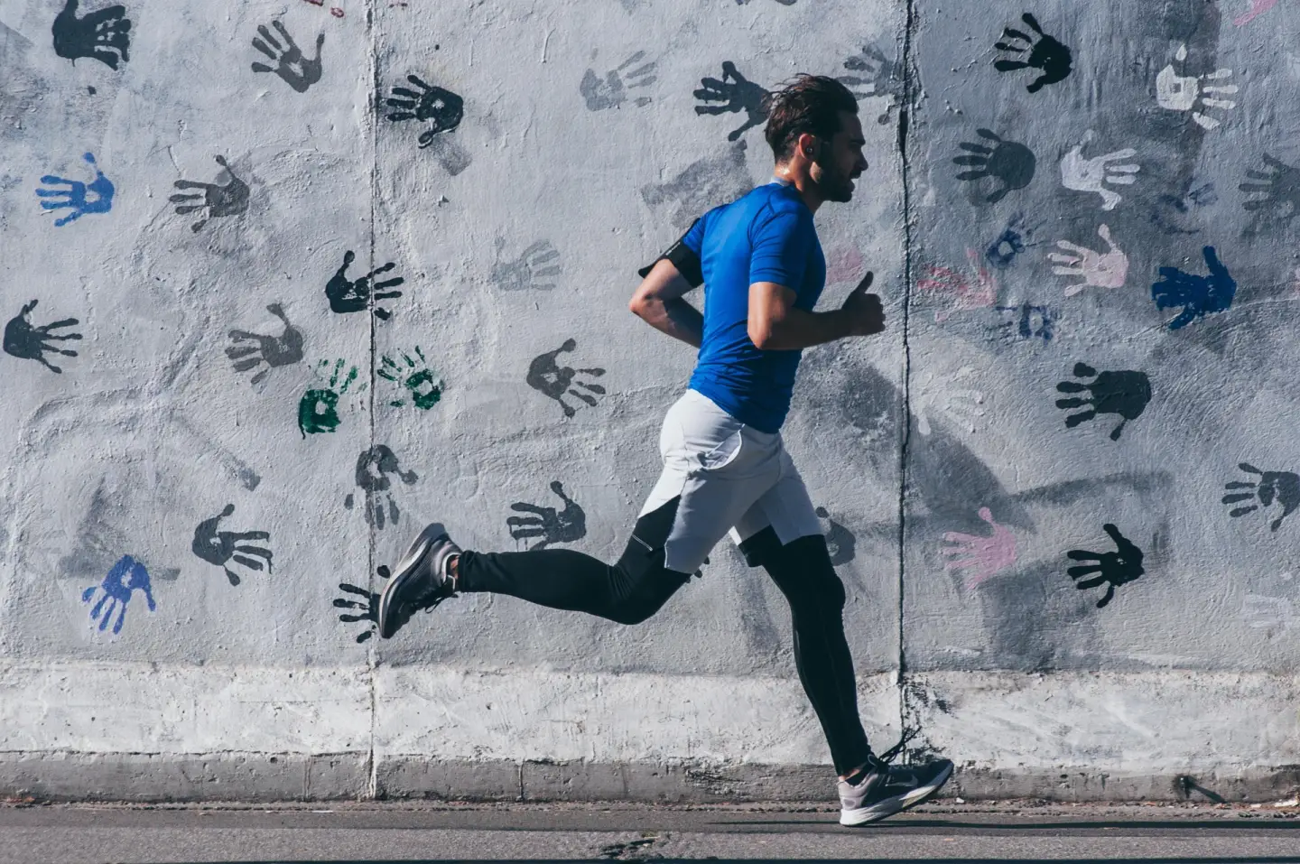 Coach en pleine course, illustrant l'univers sport et bien-être de mymanager.studio